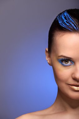 güzel genç kadın mavi yaratıcı makyaj ile