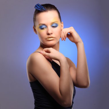 güzel genç kadın mavi yaratıcı makyaj ile