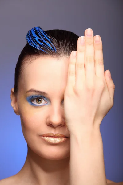 Belle jeune femme avec maquillage créatif bleu — Photo