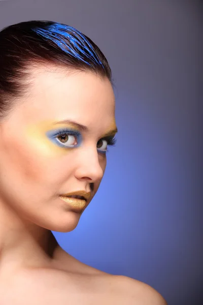 Bella giovane donna con blu creativo make-up — Foto Stock
