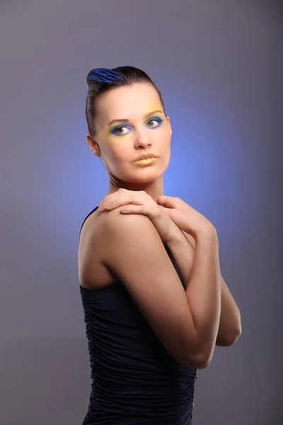 Belle jeune femme avec maquillage créatif bleu — Photo