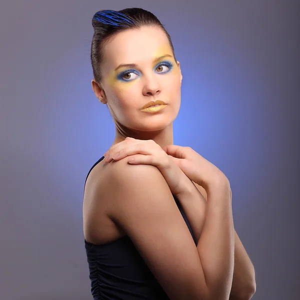 Gyönyörű fiatal nő, kék, kreatív smink — Stock Fotó