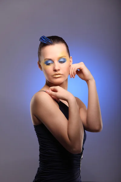 Bela jovem mulher com maquiagem criativa azul — Fotografia de Stock