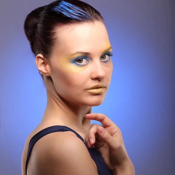 Bella giovane donna con blu creativo make-up — Foto Stock