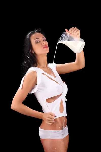 Joven sexy hermosa mujer con leche, aislado en negro — Foto de Stock