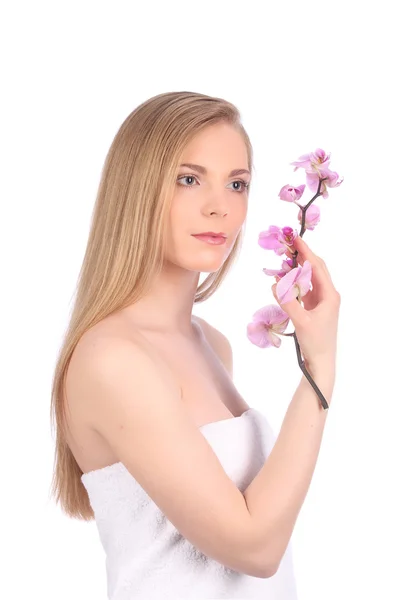 Hermosa chica de spa con flores de orquídea concepto de cuidado de la piel —  Fotos de Stock