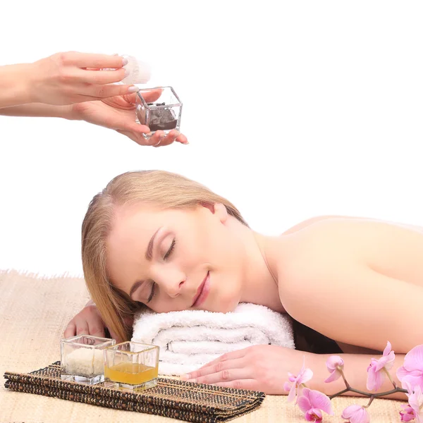 Mujer joven recibiendo un masaje en el spa —  Fotos de Stock