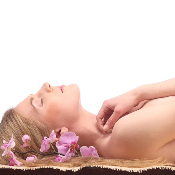 Imagem de mulher no salão de spa deitada na mesa de massagem — Fotografia de Stock