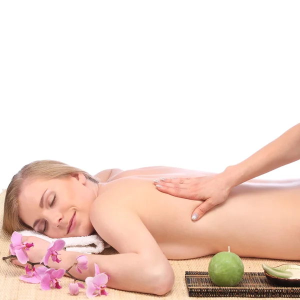 Jonge vrouw krijgt een massage in de spa — Stockfoto