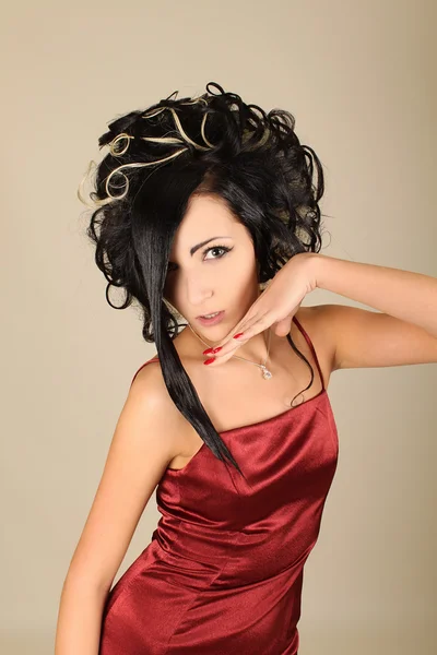 若い美しい魔女。ハロウィーン日創造的な髪とメイク — ストック写真