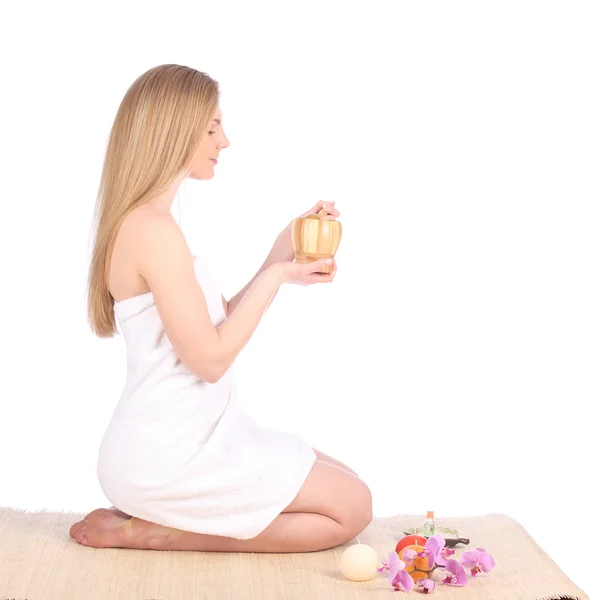 Portrait de jeune femme souriante tenant assiette avec du miel — Photo