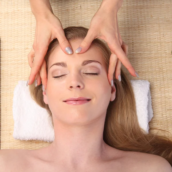 genç güzellik kadın kapalı gözleri olan bir Spa