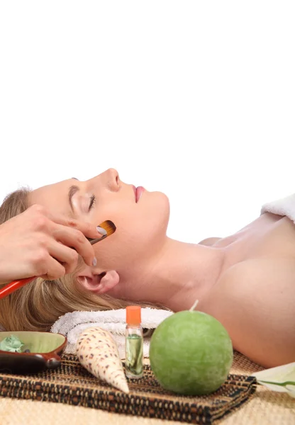 Młoda kobieta piękne odbieranie twarzy masażu i zabiegów spa — Zdjęcie stockowe