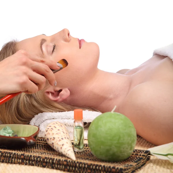 Jeune belle femme recevant un massage facial et un traitement spa — Photo