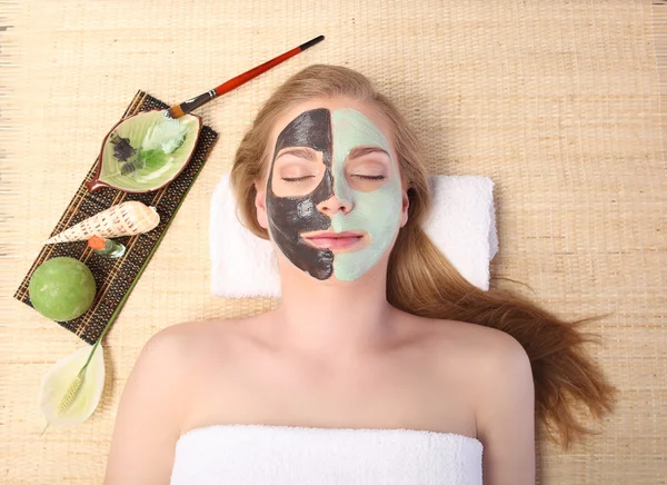 Młoda kobieta piękne odbieranie twarzy masażu i zabiegów spa — Zdjęcie stockowe
