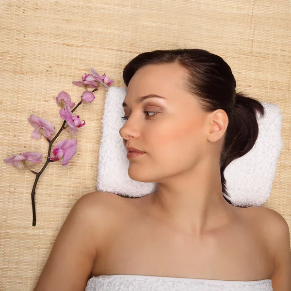 Jeune femme de beauté dans un spa aux yeux fermés — Photo