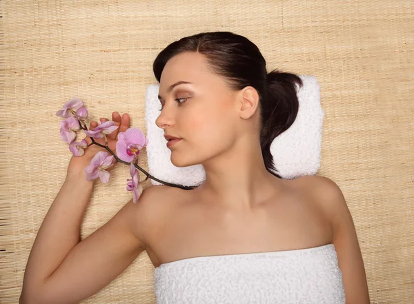 Young beauty woman in a spa with closed eyes — Stock Photo, Image