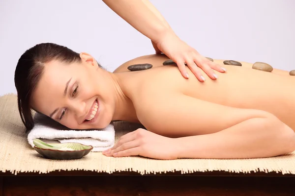 Jonge vrouw krijgt een massage in de spa — Stockfoto