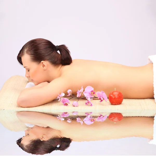Ung kvinna får en massage i spa — Stockfoto