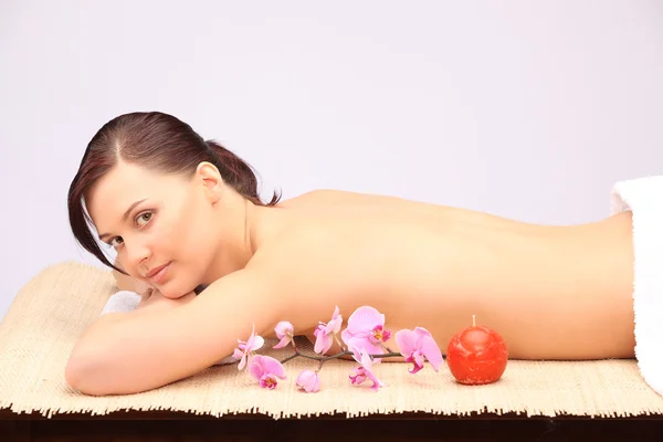 Ung kvinna får en massage i spa — Stockfoto