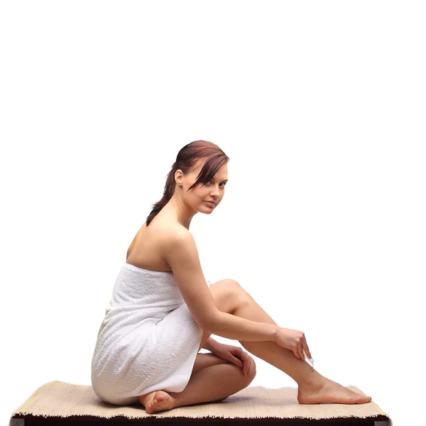 Belle gambe del corpo femminile con contenitore cosmetico ciotola e crema — Foto Stock