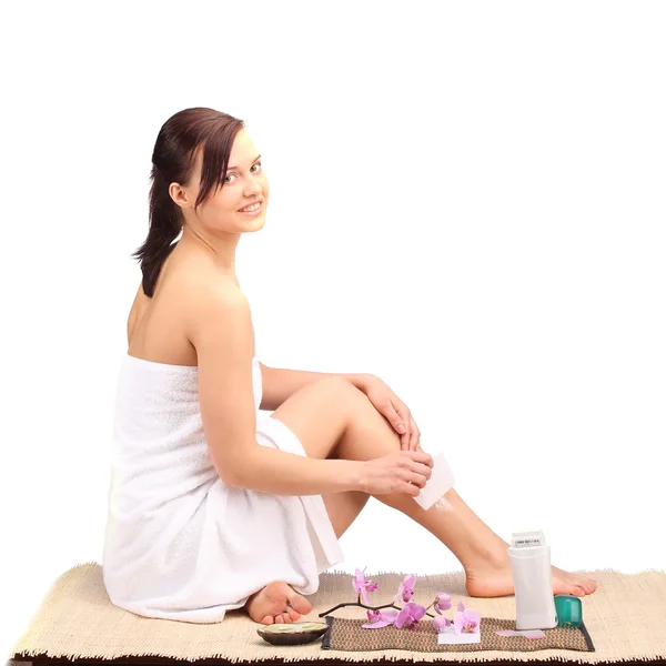 Piękne ciało kobiece nogi z miski pojemnik kosmetyczny i krem — Zdjęcie stockowe