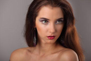 Karanlık bir arka plan üzerinde yaratıcı renkli makyaj ile güzel kız