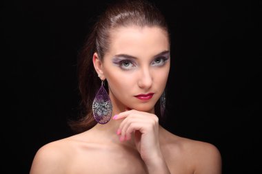 Karanlık bir arka plan üzerinde yaratıcı renkli makyaj ile güzel kız