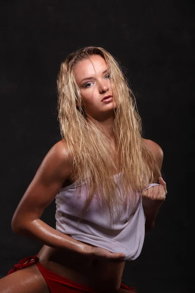 Jonge sexy naakt vrouw gesteld natte. Water studio foto. — Stockfoto