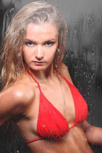 Mladá sexy nahá žena položena mokrý. Foto studio vody. — Stock fotografie