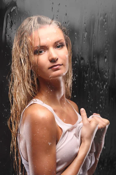 Mladá sexy nahá žena položena mokrý. Foto studio vody. — Stock fotografie