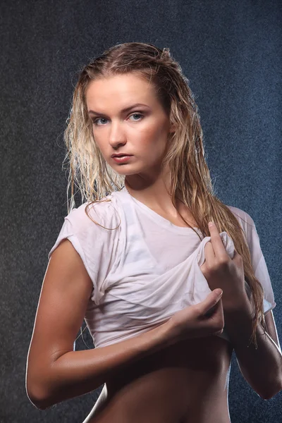 Jonge sexy naakt vrouw gesteld natte. Water studio foto. — Stockfoto