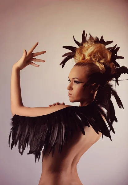 Retrato de mujer chamán con plumas de cuervo en el pelo —  Fotos de Stock