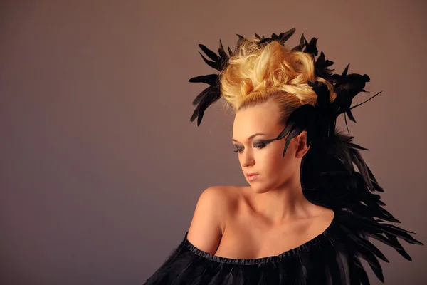Πορτρέτο του γυναίκα σαμάνος με κοράκι φτερό στα μαλλιά της — Φωτογραφία Αρχείου