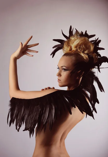 Πορτρέτο του γυναίκα σαμάνος με κοράκι φτερό στα μαλλιά της — Φωτογραφία Αρχείου