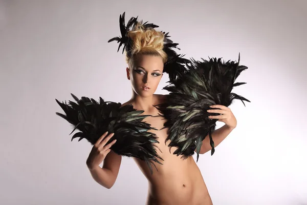 Retrato de mujer chamán con plumas de cuervo en el pelo —  Fotos de Stock