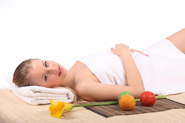 Young beauty woman in a spa with closed eyes — Stock Photo, Image