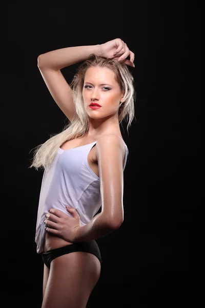 Mladá sexy nahá žena položena mokrý. Foto studio vody. — Stock fotografie