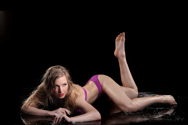 Ung sexig naken kvinna ställde våt. Vatten studio Foto. — Stockfoto