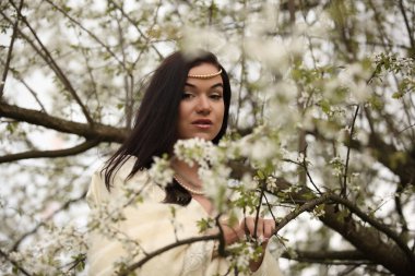 Gelin gelinlik orman beyaz ağacında