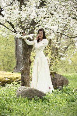 Gelin gelinlik orman beyaz ağacında