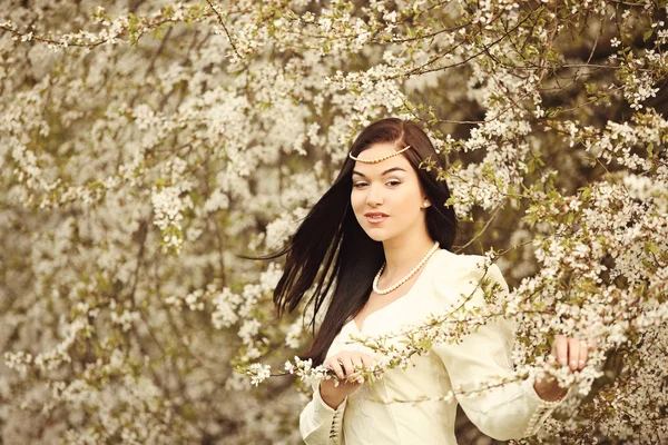 Novia vestido de novia en bosque vintage árbol blanco —  Fotos de Stock