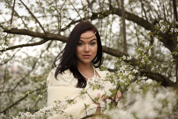 Novia vestido de novia en bosque vintage árbol blanco —  Fotos de Stock