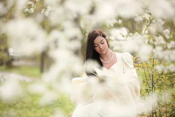 Свадебное платье невесты в лесу винтажное белое дерево — стоковое фото