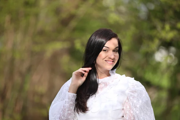 フォレスト ビンテージ ホワイト ツリーの花嫁のウェディング ドレス — ストック写真