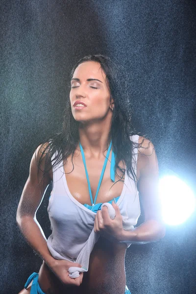 Jonge sexy naakt vrouw gesteld natte. Water studio foto. — Stockfoto