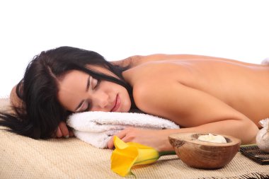 Genç kadın bir masaj spa alanında elde