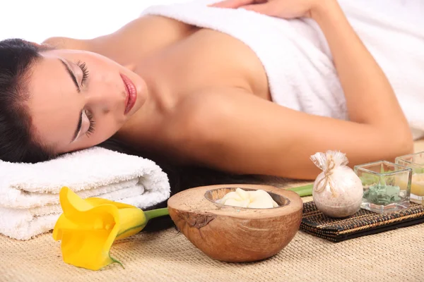 Mujer joven recibiendo un masaje en el spa —  Fotos de Stock