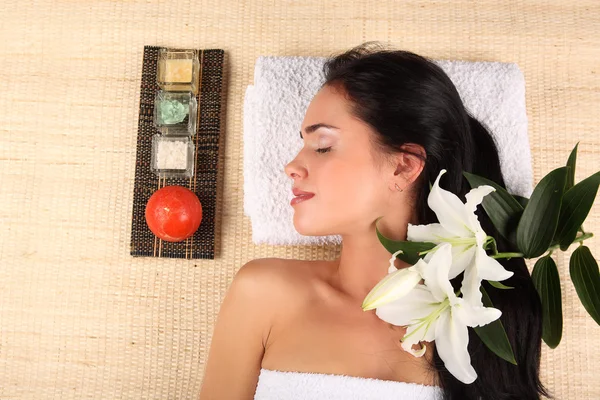 Junge Frau bekommt eine Massage im Spa — Stockfoto