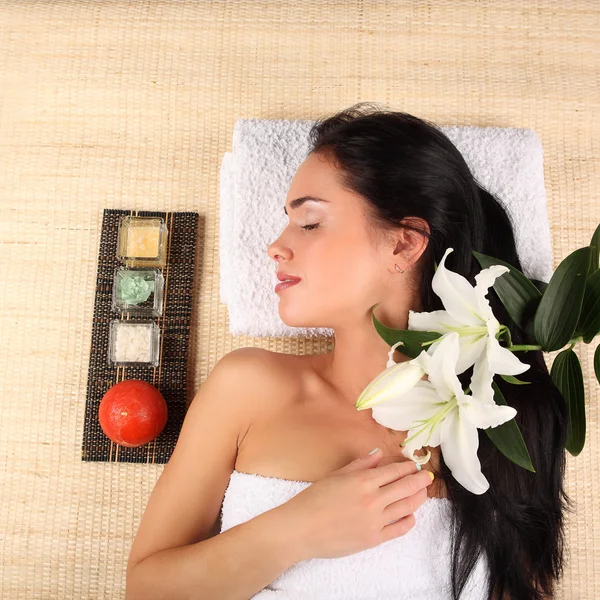Молодая женщина получает массаж в спа — стоковое фото